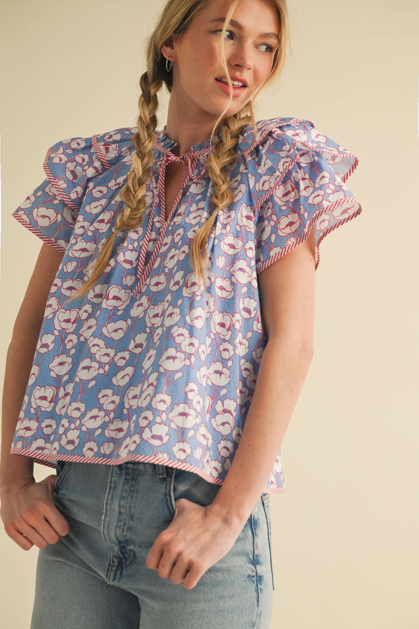 FLORAL FLUTTER SLEEVE CONTRAST BINDING TOP