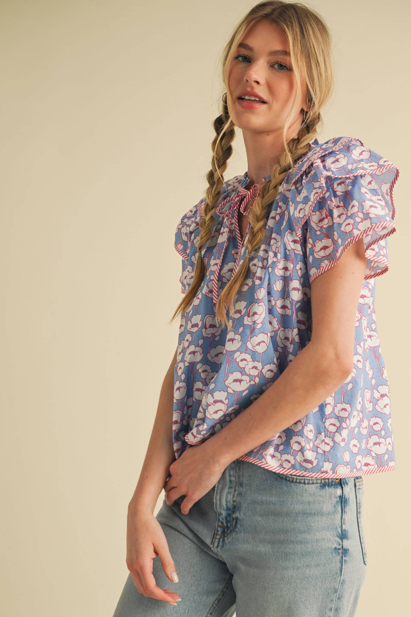 FLORAL FLUTTER SLEEVE CONTRAST BINDING TOP