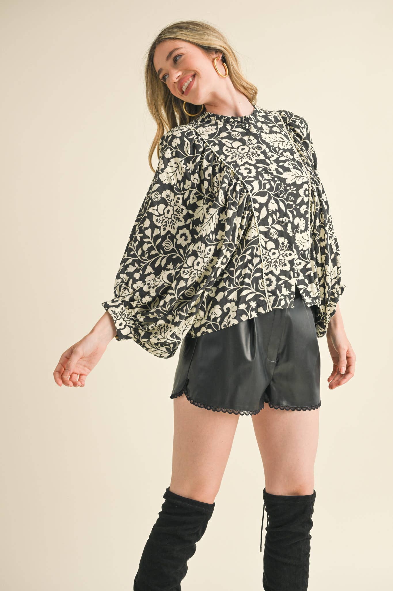 BLACK/CREAM FLORAL BUTTON DOWN TOP WITH SCALLOP TRIM