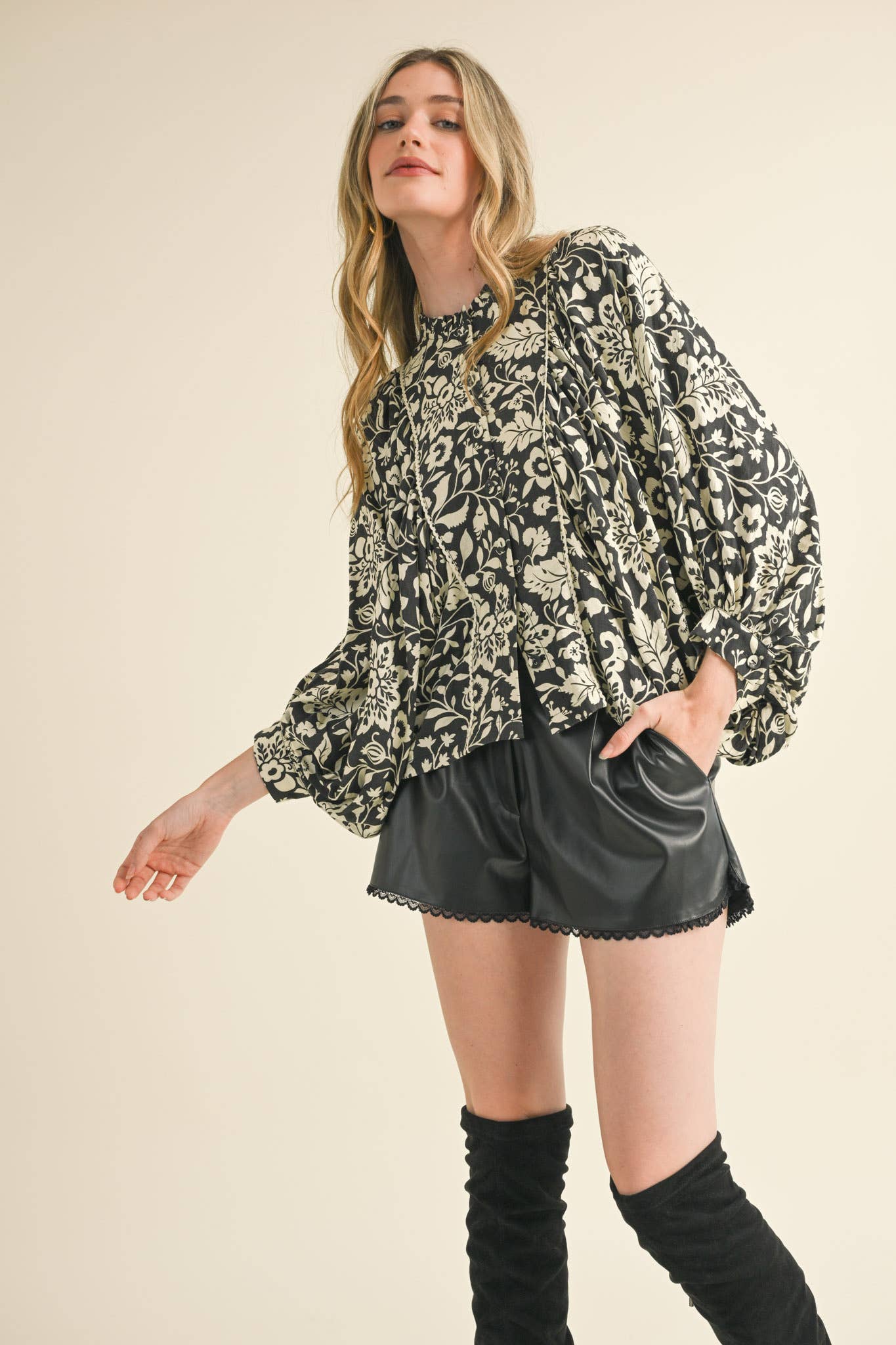 BLACK/CREAM FLORAL BUTTON DOWN TOP WITH SCALLOP TRIM
