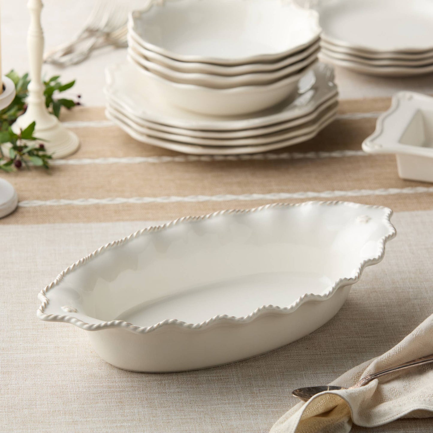 Heritage Oval Baker 16" – Timeless Baked Elegance